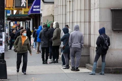 Người dân xếp hàng chờ xét nghiệm COVID-19 tại New York, Mỹ, ngày 12/11. (Ảnh: THX/TXVN)