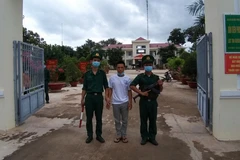 Đối tượng Nguyễn Thanh Tâm đang bị tạm giữ tại đồn Biên phòng Lộc Tấn, huyện Lộc Ninh, tỉnh Bình Phước. (Nguồn: thanhnien.vn)