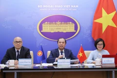 Thứ trưởng Bộ Ngoại giao Nguyễn Quốc Dũng (giữa); Vụ trưởng Vụ Chính sách thương mại đa biên, Bộ Công Thương Lương Hoàng Thái; Phó Vụ trưởng Vụ Hợp tác quốc tế, Bộ Lao động-Thương binh và Xã hội Hà Thị Minh Đức dự Diễn đàn Truyền thông ASEAN lần thứ tư.