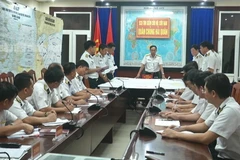 Chuẩn đô đốc Trần Thanh Nghiêm, Tư lệnh Quân chủng Hải quân, trực tiếp chỉ huy tại Sở chỉ huy tìm kiếm cứu hộ, cứu nạn. (Nguồn: qdnd.vn)