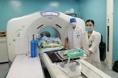 Bệnh viện Ung bướu Đà Nẵng chữa trị cho bệnh nhi mắc bệnh Rhabdomyosarcoma (sarcoma cơ vân) bằng phương pháp xạ trị áp sát suất liều cao. (Ảnh: TTXVN phát)