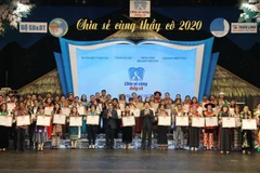 Ủy viên Bộ Chính trị, Bí thư Trung ương Đảng, Trưởng Ban Tuyên giáo Trung ương Võ Văn Thưởng trao Bằng khen tặng các thầy cô giáo được tuyên dương. (Ảnh: Văn Điệp/TTXVN)