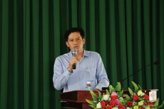 Chủ tịch UBND quận Ninh Kiều Huỳnh Trung Trứ trả lời ý kiến người dân tại buổi đối thoại. (Ảnh: Thanh Liêm/TTXVN)