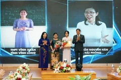 Thứ trưởng Ngô Thị Minh và Chủ tịch Công đoàn Giáo dục Việt Nam Vũ Minh Đức trao giải Đặc biệt cho nhóm tác giả tập thể lớp 11A1 Trường THPT Vĩnh Xuân, Vĩnh Long. (Nguồn: moet.gov.vn)