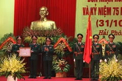 Thừa ủy quyền của Chủ tịch nước, Đại tướng Ngô Xuân Lịch trao Huân chương Bảo vệ Tổ quốc hạng Nhất cho Quân khu 3. (Nguồn: mod.gov.vn)