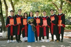 Cô Quỳnh Anh và các thành viên trong đội tuyển học sinh giỏi quốc gia. (Ảnh: Bích Huệ/TTXVN)