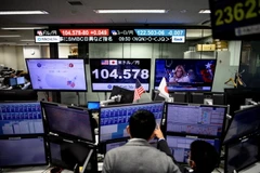 Các giao dịch viên tại sàn chứng khoán Tokyo. (Ảnh: AFP/TTXVN)