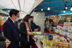 Khách tham quan và mua sắm tại hội chợ trưng bày, giới thiệu, quảng bá sản phẩm OCOP và đặc sản vùng miền của các tỉnh Nam Bộ. (Ảnh: Phương Anh/TTXVN)