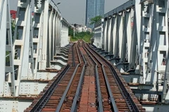 Đường tàu bị lệch sau va chạm. (Ảnh: Hoàng Ngọc/TTXVN)