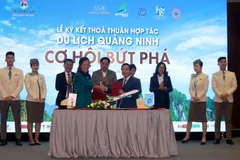 Lễ ký kết thỏa thuận hợp tác kích cầu du lịch giữa các doanh nghiệp du lịch. (Ảnh: Đức Hiếu/TTXVN)