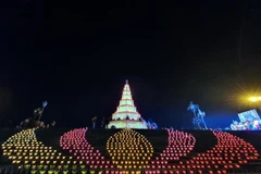 720 bông hoa đăng được xếp thành hình bông sen tượng trưng cho 720 năm ngày mất của Hưng Đạo Đại vương Trần Quốc Tuấn. (Ảnh: Mạnh Tú/TTXVN)