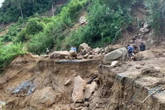 Đoàn tìm kiếm cứu nạn của tỉnh Quảng Nam và huyện Phước Sơn chưa thể tới xã Phước Lộc do đường bị sạt lở nặng. (Ảnh: TTXVN phát)