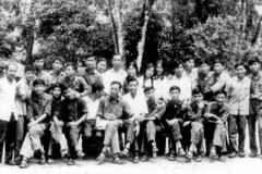 Các phóng viên TTXGP tại căn cứ Trà Nô của Khu V, tháng 10/1974. (Ảnh: Tư liệu TTXGP)