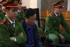 Bị cáo Nguyễn Minh Khoa (nguyên Phó trưởng Phòng An ninh chính trị nội bộ, Công an tỉnh Sơn La) tại phiên tòa. (Ảnh: Hữu Quyết/TTXVN)