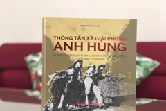 Trang bìa của cuốn sách "Thông tấn xã Giải phóng anh hùng." (Ảnh: TTXVN) 