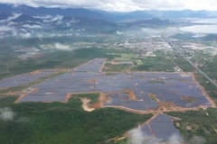 Toàn cảnh nhà máy điện mặt trời KN Vạn Ninh 100MWp nhìn từ trên cao. (Ảnh: Thanh Vân/TTXVN)