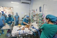 Các bác sỹ Bệnh viện Nhi đồng 1 sử dụng kỹ thuật ECMO cứu sống bệnh nhi sau phẫu thuật tim bẩm sinh. (Ảnh: TTXVN phát)