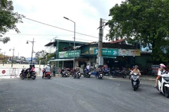 Ngăn khu vực Đập đá tại thành phố Huế để đảm bảo an toàn cho người dân. (Ảnh: Mai Trang/TTXVN)