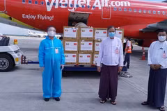 Lô hàng khẩu trang y tế do Việt Nam trao tặng Myanmar tại sân bay quốc tế Yangon ngày 15/10 vừa qua. (Ảnh: TTXVN phát)