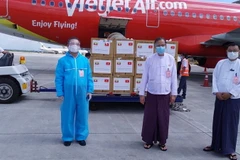 Lô hàng khẩu trang y tế do Việt Nam trao tặng Myanmar tại sân bay quốc tế Yangon ngày 15/10 vừa qua. (Ảnh: TTXVN phát)