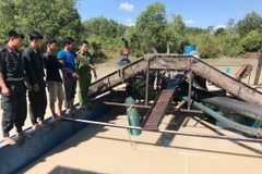 Các tàu khai thác cát trái phép của Công ty TNHH Long Hải Sơn Tây Ninh bị bắt quả tang. (Ảnh: Thanh Tân/TTXVN)