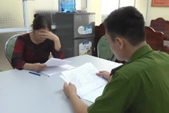 Đối tượng cho vay nặng lãi Vũ Thị H tại cơ quan điều tra Công an tỉnh Cao Bằng. (Ảnh: TTXVN phát)