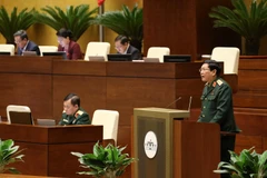 Bộ trưởng Bộ Quốc phòng Ngô Xuân Lịch, thừa ủy quyền của Thủ tướng Chính phủ trình bày Tờ trình về dự thảo Nghị quyết về tham gia lực lượng gìn giữ hòa bình của Liên hợp quốc. (Ảnh: Dương Giang/TTXVN)