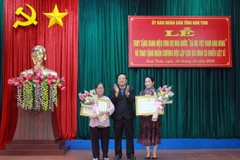 Chủ tịch UBND tỉnh Kon Tum Lê Ngọc Tuấn trao tặng Huân chương độc lập cho 2 gia đình có nhiều cống hiến, hy sinh vì sự nghiệp giải phóng dân tộc và bảo vệ Tổ quốc. (Ảnh: Khoa Chương/TTXVN)