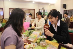 Trưng bày sản phẩm nông nghiệp chất lượng cao tại hội nghị. (Ảnh: Hứa Chung/TTXVN)