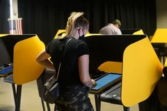 Cử tri bỏ phiếu trong Ngày tổng tuyển cử tại điểm bầu ở Arcadia, bang California ngày 3/11. (Ảnh: THX/TTXVN)