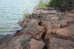 Bờ sông Hiếu đoạn qua xã Cam Thủy, huyện Cam Lộ bị sạt lở nghiêm trọng. (Ảnh: Hồ Cầu/TTXVN)