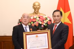 Thứ trưởng Bộ Ngoại giao Lê Hoài Trung trao Huân chương Hữu nghị cho Cố vấn đặc biệt Nội các Thủ tướng Nhật Bản Iijima Isao. (Ảnh: Văn Điệp/TTXVN)