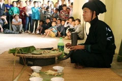 Chủ nhà khấn mời thần linh, tổ tiên về dự lễ mừng cơm mới. (Ảnh: baotintuc.vn)