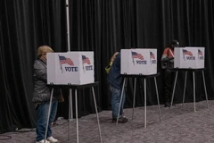 Cử tri Mỹ bỏ phiếu trong Ngày tổng tuyển cử ngày 3/11. (Ảnh: AFP/TTXVN)