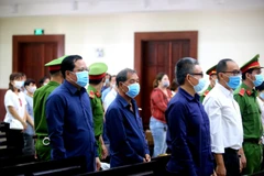 Các bị cáo nghe Tòa tuyên án. (Ảnh: Thành Chung/TTXVN)