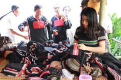 Hiện nay, xã viên Hợp tác xã Dệt thổ cẩm Tơng Bông, tỉnh Đắk Nông, đều biết dệt may thành thạo các sản phẩm như y phục nam nữ, túi xách, cà vạt, khăn trải bàn, gối tựa lưng, áo dài, quần áo trẻ em. (Ảnh: TTXVN phát)