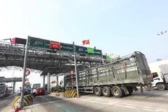 Phương tiện lưu thông qua một trạm thu phí đã lắp đặt và vận hành thu phí tự động không dừng. (Ảnh: Huy Hùng/Vietnam+)