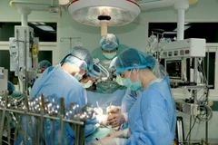 Thực hiện ca ghép tim xuyên Việt. (Ảnh: TTXVN phát)