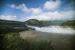 Toàn cảnh thủy điện Hòa Bình mở cửa xả lũ. (Ảnh: Trọng Đạt/ TTXVN)