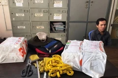 Đối tượng Trần Quốc Bảo, cùng tang vật tại cơ quan Công an. (Ảnh: Lê Đức Hoảnh/TTXVN)