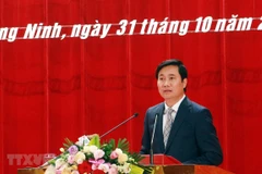 Ông Nguyễn Tường Văn, Chủ tịch UBND tỉnh Quảng Ninh nhiệm kỳ 2016-2021 phát biểu nhận nhiệm vụ. (Ảnh: Đức Hiếu/TTXVN)