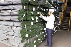 Cán bộ kỹ thuật Công ty Cổ phần gang thép Thái Nguyên kiểm tra thép trước khi xuất xưởng. (Ảnh: Hoàng Nguyên/TTXVN)