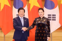Trong ảnh: Chủ tịch Quốc hội Nguyễn Thị Kim Ngân và Chủ tịch Quốc hội Hàn Quốc Park Byeong - seug tại Lễ đón chính thức. Ảnh: Trọng Đức - TTXVN