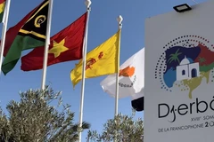 Lá cờ Việt Nam tung bay tại Làng Pháp ngữ Djerba. (Ảnh: Thu Hà/TTXVN)