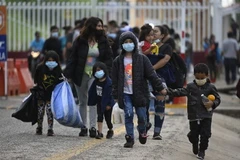 Người di cư trở về El Ceibo, Guatemala, sau khi bị trục xuất khỏi Mỹ và Mexico. (Ảnh: AFP/TTXVN)