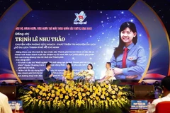 Ba gương mặt tiêu biểu được nhận giải thưởng 'Cán bộ, công chức, viên chức trẻ giỏi' toàn quốc lần thứ IX năm 2022 giao lưu, chia sẻ với các đại biểu. (Ảnh: Hoàng Hùng/TTXVN)