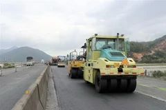 Chủ đầu tư huy động 8 nhà thầu với hơn 70 đầu thiết bị máy móc và 120 công nhân để sửa chữa Quốc lộ 1. (Ảnh: Xuân Triệu/TTXVN)