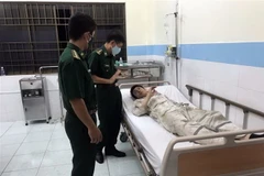 Một thuyền viên đã tỉnh, tiếp xúc tốt. (Ảnh: TTXVN phát)