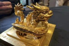 Ấn vàng được đấu giá. (Nguồn: VTV)