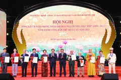 Ủy viên Bộ Chính trị, Bí thư Thành ủy Hà Nội Đinh Tiến Dũng và Chủ tịch UBND thành phố Trần Sỹ Thanh vinh danh 10 Công dân Thủ đô ưu tú năm 2022. (Ảnh: Văn Điệp/TTXVN)